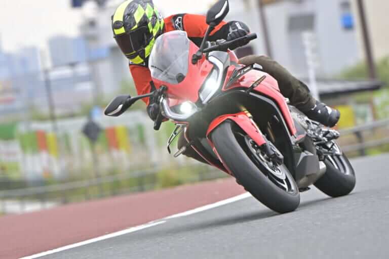 QJモーター｜SRK400RS｜［税抜100万円を切る！4気筒400cc］想定外の完成度の高さで日本の四発400cc神話を揺るがす“刺客”［QJモーターSRK400RS最速試乗］