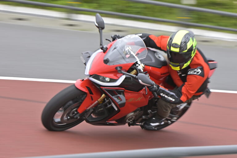 QJモーター｜SRK400RS｜［税抜100万円を切る！4気筒400cc］想定外の完成度の高さで日本の四発400cc神話を揺るがす“刺客”［QJモーターSRK400RS最速試乗］