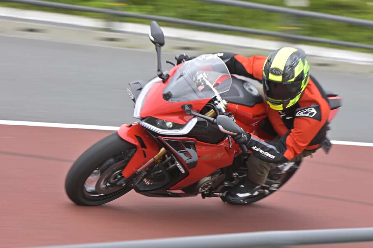 QJモーター｜SRK400RS｜［税抜100万円を切る！4気筒400cc］想定外の完成度の高さで日本の四発400cc神話を揺るがす“刺客”［QJモーターSRK400RS最速試乗］