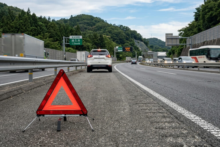 高速道路 三角停止板 緊急停止|「えっ…そうやって使うんだ?」道交法適合で9.5時間稼働。IPX6防水防塵仕様の高視認性モデルを紹介。「コレは1つ持っておいた方がいい」