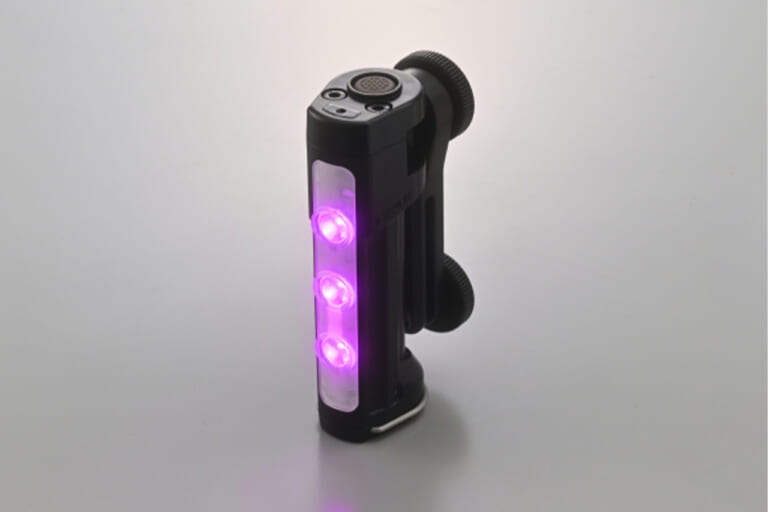 デイトナ FLEMAG LED フレマグ 停止表示灯|「えっ…そうやって使うんだ?」道交法適合で9.5時間稼働。IPX6防水防塵仕様の高視認性モデルを紹介。「コレは1つ持っておいた方がいい」