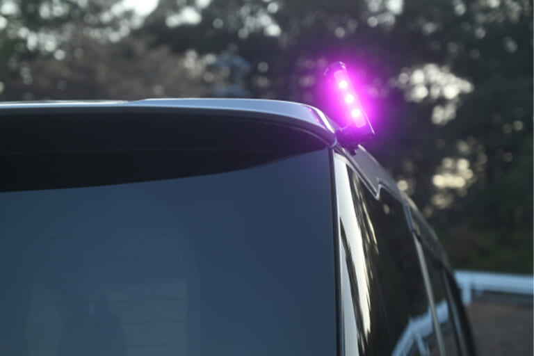 デイトナ FLEMAG LED フレマグ 停止表示灯 自動車 ボディに設置｜「えっ…そうやって使うんだ？」道交法適合で9.5時間稼働。IPX6防水防塵仕様の高視認性モデルを紹介。「コレは1つ持っておいた方がいい」