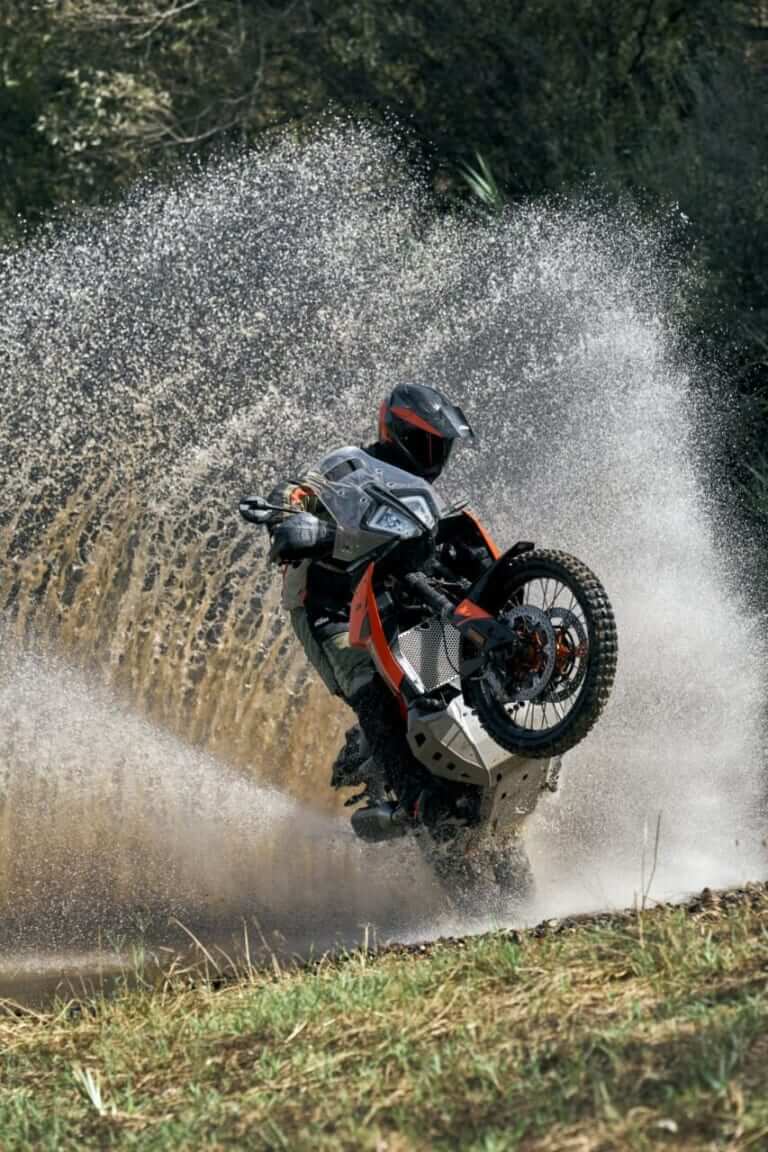 KTM 790 ADVENTURE|【新型外車】旅の疲労を吹き飛ばすミドルアドベンチャーバイクの正解。低重心タンクと極上フル装備のKTM 790 ADVENTURE2026モデルが登場