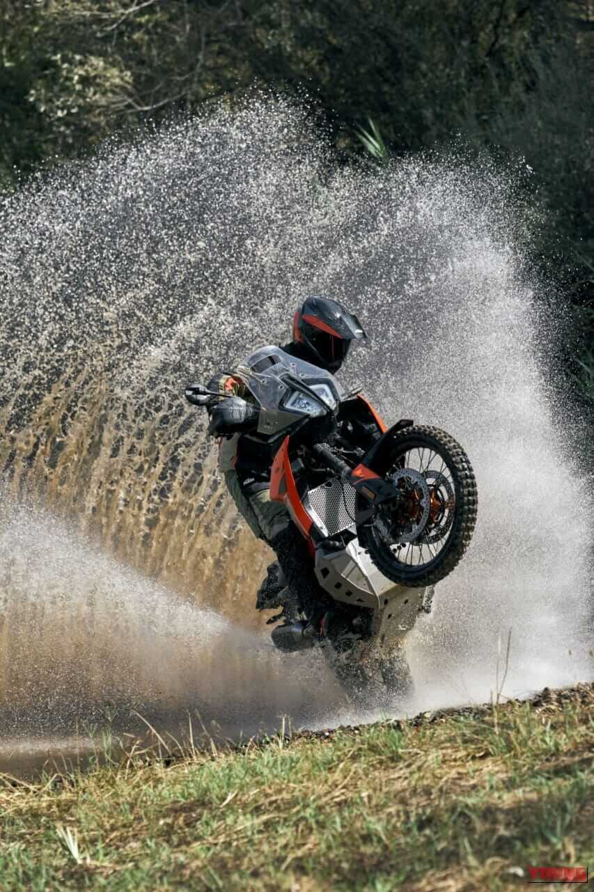 KTM 790 ADVENTURE｜【新型外車】旅の疲労を吹き飛ばすミドルアドベンチャーバイクの正解。低重心タンクと極上フル装備のKTM 790 ADVENTURE2026モデルが登場