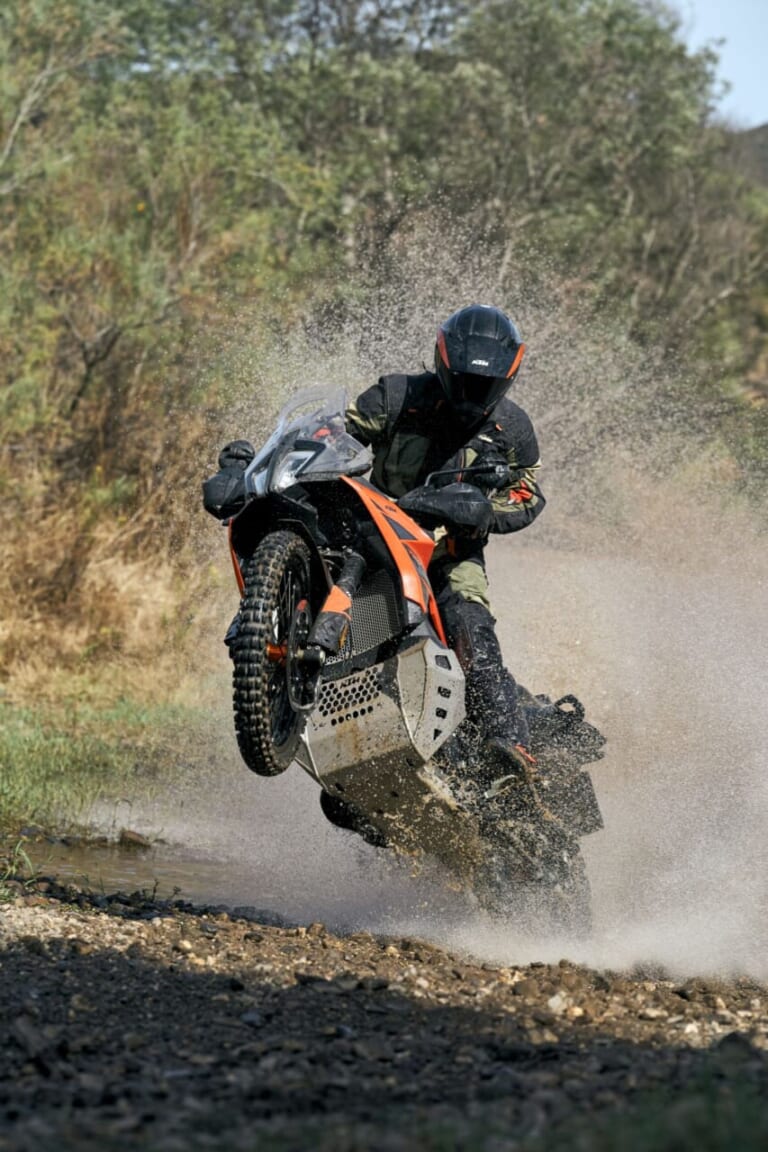 KTM 790 ADVENTURE|【新型外車】旅の疲労を吹き飛ばすミドルアドベンチャーバイクの正解。低重心タンクと極上フル装備のKTM 790 ADVENTURE2026モデルが登場