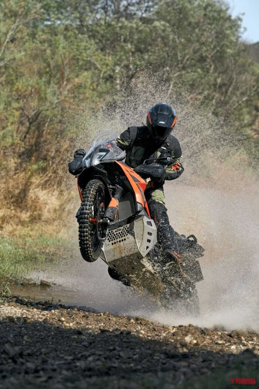 KTM 790 ADVENTURE|【新型外車】旅の疲労を吹き飛ばすミドルアドベンチャーバイクの正解。低重心タンクと極上フル装備のKTM 790 ADVENTURE2026モデルが登場