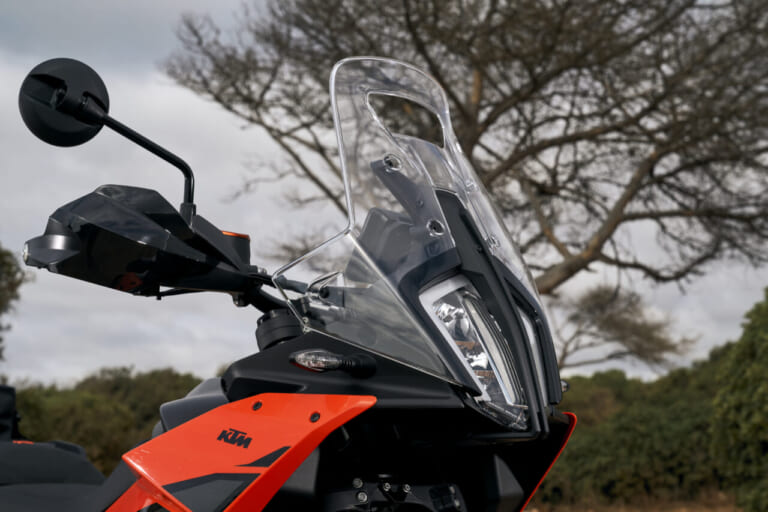 KTM 790 ADVENTURE|【新型外車】旅の疲労を吹き飛ばすミドルアドベンチャーバイクの正解。低重心タンクと極上フル装備のKTM 790 ADVENTURE2026モデルが登場