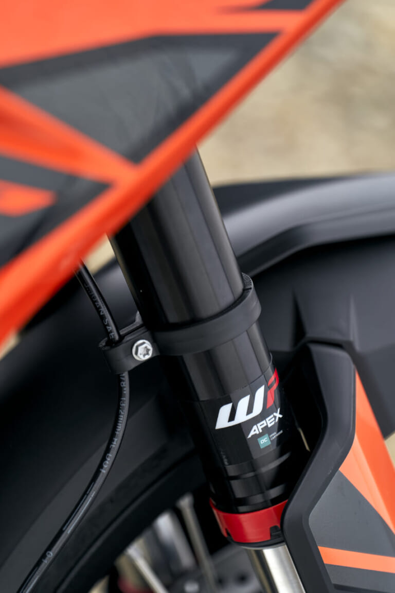 KTM 790 ADVENTURE|【新型外車】旅の疲労を吹き飛ばすミドルアドベンチャーバイクの正解。低重心タンクと極上フル装備のKTM 790 ADVENTURE2026モデルが登場