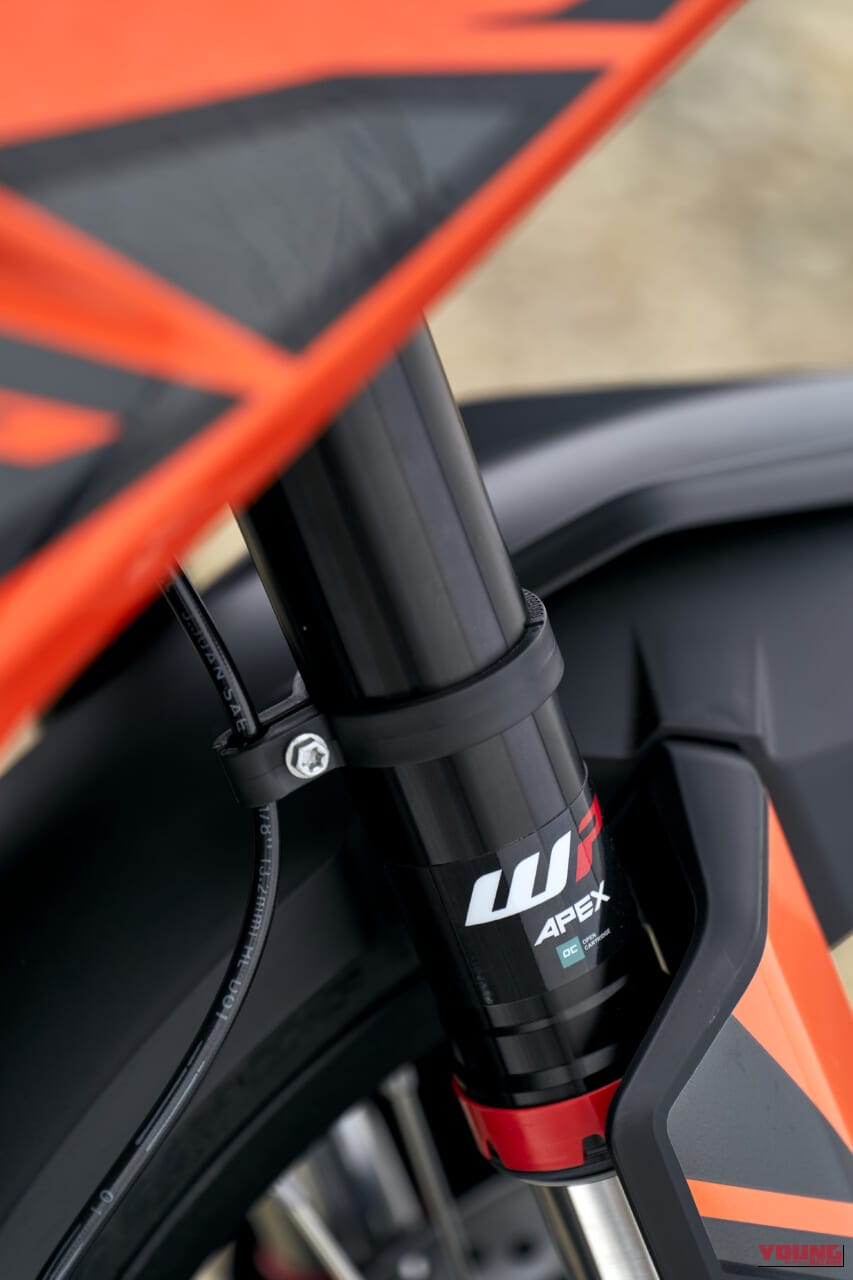KTM 790 ADVENTURE｜【新型外車】旅の疲労を吹き飛ばすミドルアドベンチャーバイクの正解。低重心タンクと極上フル装備のKTM 790 ADVENTURE2026モデルが登場