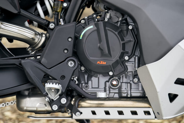 KTM 790 ADVENTURE｜【新型外車】旅の疲労を吹き飛ばすミドルアドベンチャーバイクの正解。低重心タンクと極上フル装備のKTM 790 ADVENTURE2026モデルが登場