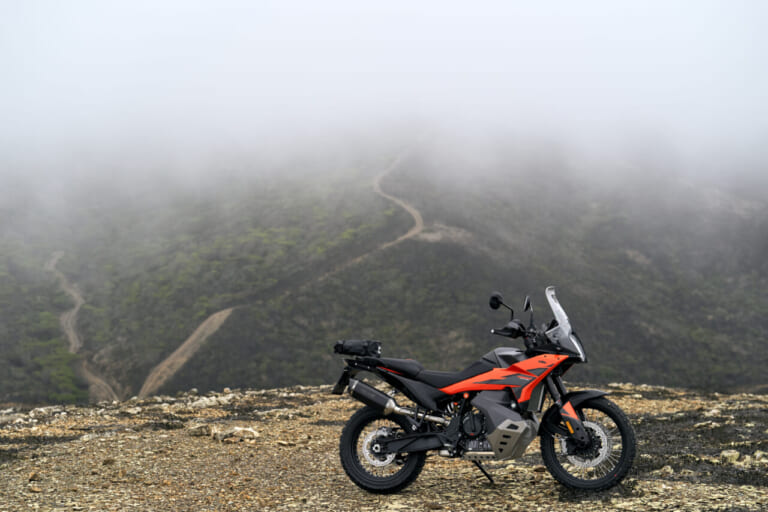 KTM 790 ADVENTURE|【新型外車】旅の疲労を吹き飛ばすミドルアドベンチャーバイクの正解。低重心タンクと極上フル装備のKTM 790 ADVENTURE2026モデルが登場