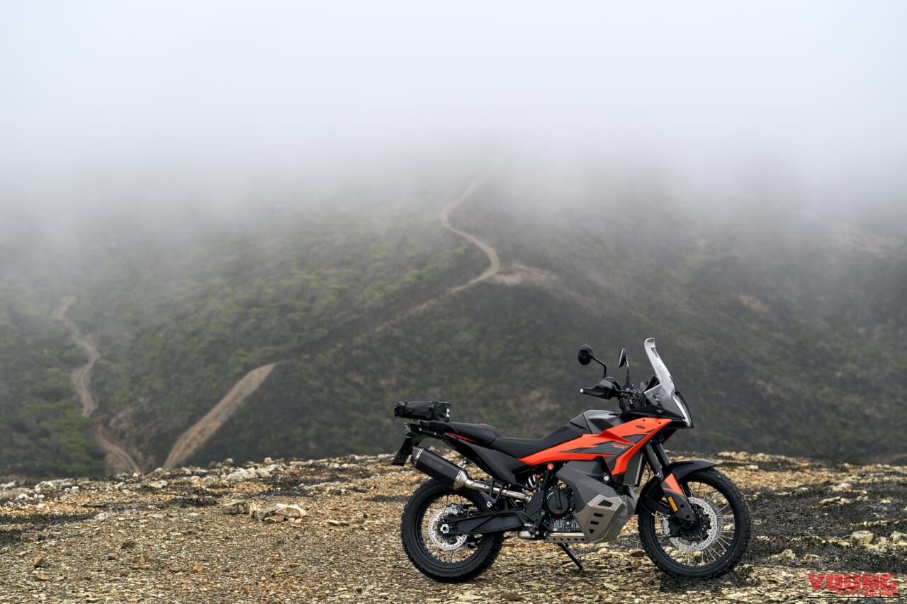 KTM 790 ADVENTURE｜【新型外車】旅の疲労を吹き飛ばすミドルアドベンチャーバイクの正解。低重心タンクと極上フル装備のKTM 790 ADVENTURE2026モデルが登場