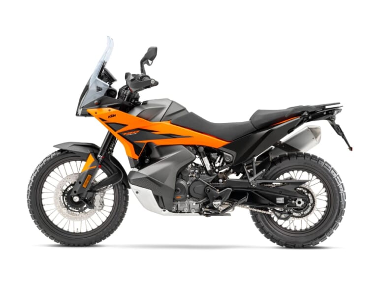 KTM 790 ADVENTURE｜【新型外車】旅の疲労を吹き飛ばすミドルアドベンチャーバイクの正解。低重心タンクと極上フル装備のKTM 790 ADVENTURE2026モデルが登場