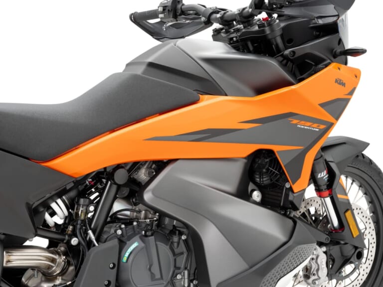KTM 790 ADVENTURE|【新型外車】旅の疲労を吹き飛ばすミドルアドベンチャーバイクの正解。低重心タンクと極上フル装備のKTM 790 ADVENTURE2026モデルが登場