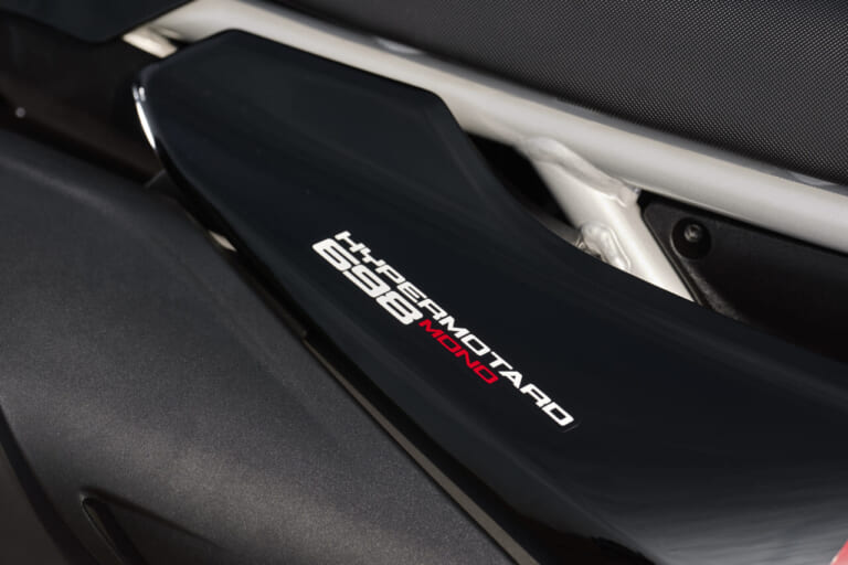 DUCATI Hypermotard 698 Mono Nera｜MotoGP譲りの心臓と151kgの極限ボディの魔法。ドリフトもウィリーも意のままに。ドゥカティ最新モタードがライダーの限界を引き上げる【Ducati Hypermotard 698 Mono Nera登場】