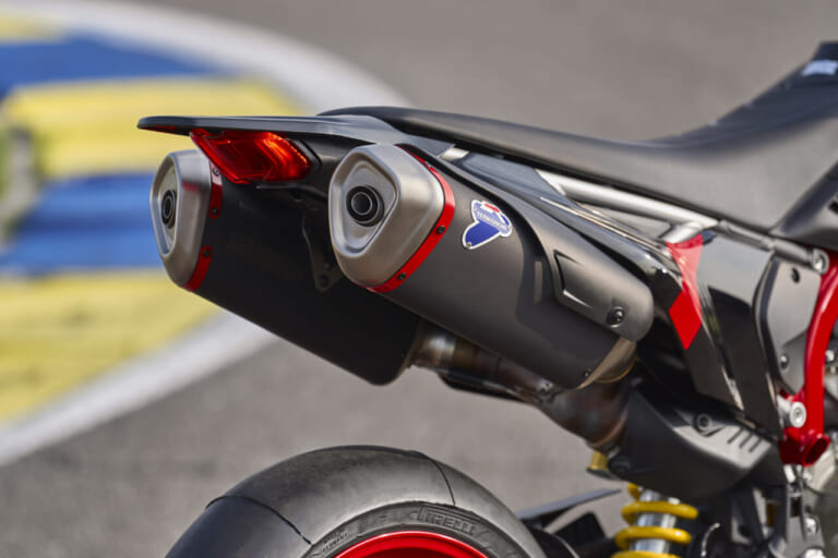 DUCATI Hypermotard 698 Mono Nera｜MotoGP譲りの心臓と151kgの極限ボディの魔法。ドリフトもウィリーも意のままに。ドゥカティ最新モタードがライダーの限界を引き上げる【Ducati Hypermotard 698 Mono Nera登場】