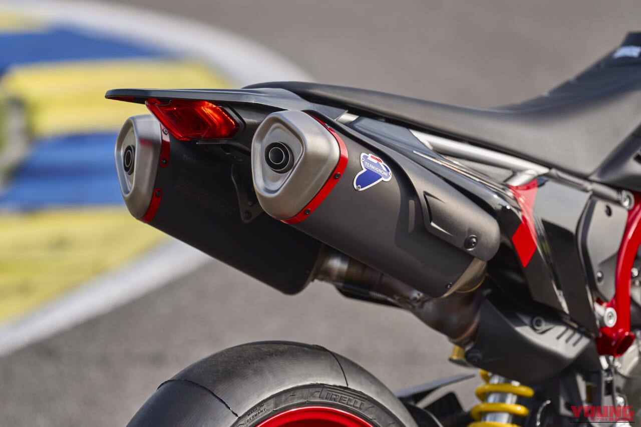 DUCATI Hypermotard 698 Mono Nera|MotoGP譲りの心臓と151kgの極限ボディの魔法。ドリフトもウィリーも意のままに。ドゥカティ最新モタードがライダーの限界を引き上げる【Ducati Hypermotard 698 Mono Nera登場】