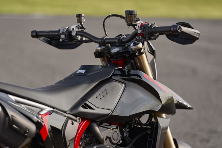 DUCATI Hypermotard 698 Mono Nera|MotoGP譲りの心臓と151kgの極限ボディの魔法。ドリフトもウィリーも意のままに。ドゥカティ最新モタードがライダーの限界を引き上げる【Ducati Hypermotard 698 Mono Nera登場】