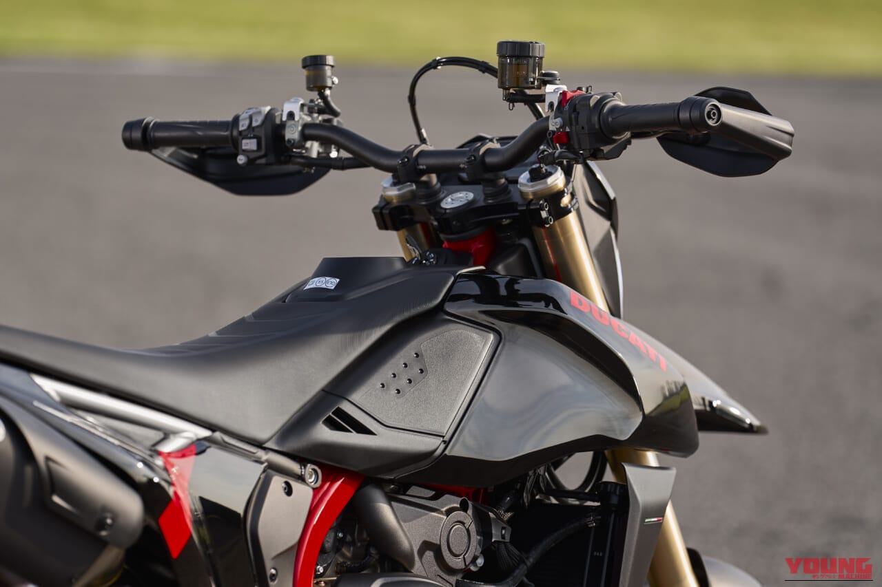 ｜MotoGP譲りの心臓と151kgの極限ボディの魔法。ドリフトもウィリーも意のままに。ドゥカティ最新モタードがライダーの限界を引き上げる【Ducati Hypermotard 698 Mono Nera登場】