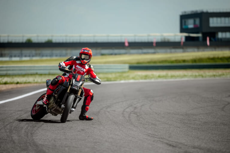 DUCATI Hypermotard 698 Mono Nera｜MotoGP譲りの心臓と151kgの極限ボディの魔法。ドリフトもウィリーも意のままに。ドゥカティ最新モタードがライダーの限界を引き上げる【Ducati Hypermotard 698 Mono Nera登場】