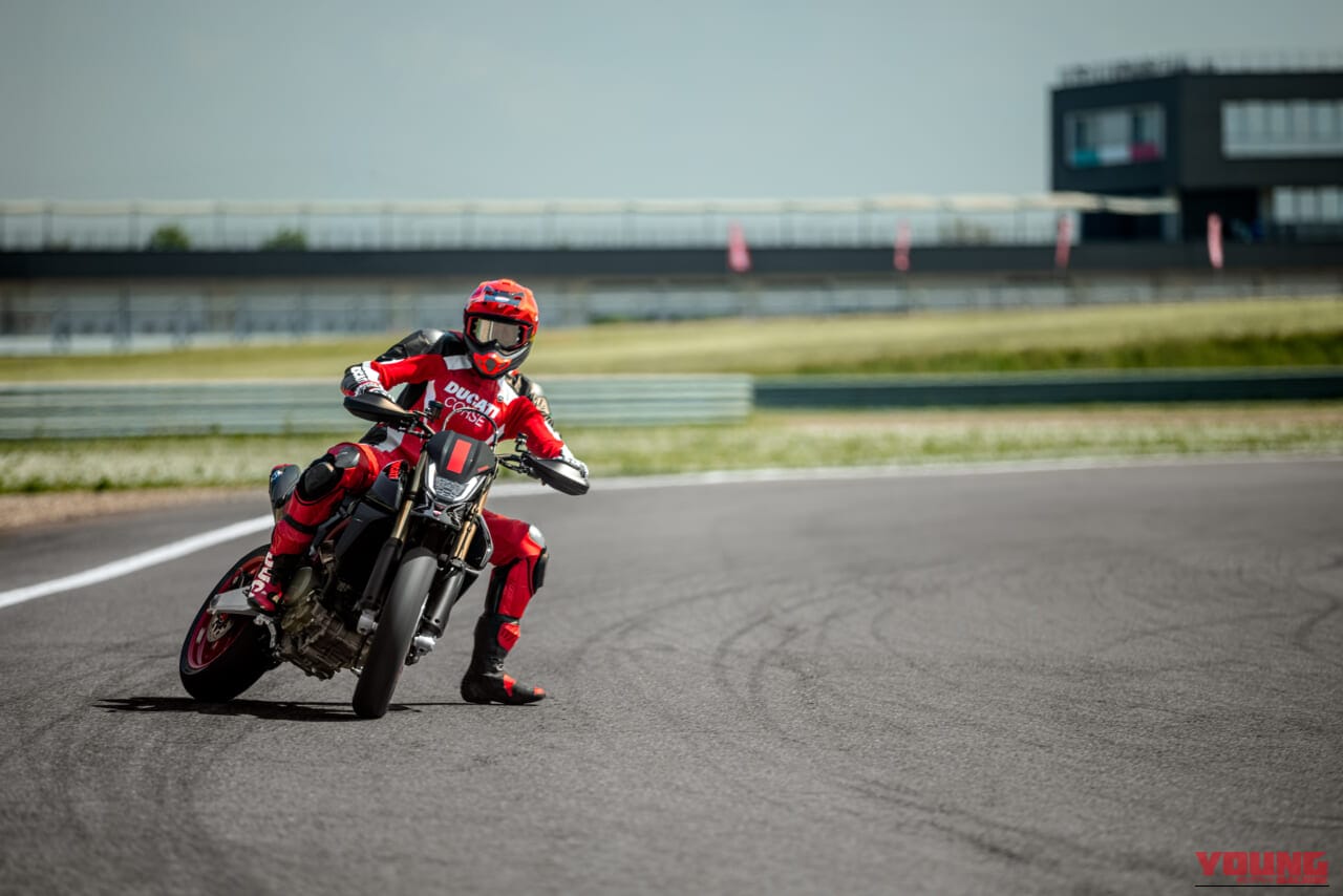 DUCATI Hypermotard 698 Mono Nera|MotoGP譲りの心臓と151kgの極限ボディの魔法。ドリフトもウィリーも意のままに。ドゥカティ最新モタードがライダーの限界を引き上げる【Ducati Hypermotard 698 Mono Nera登場】