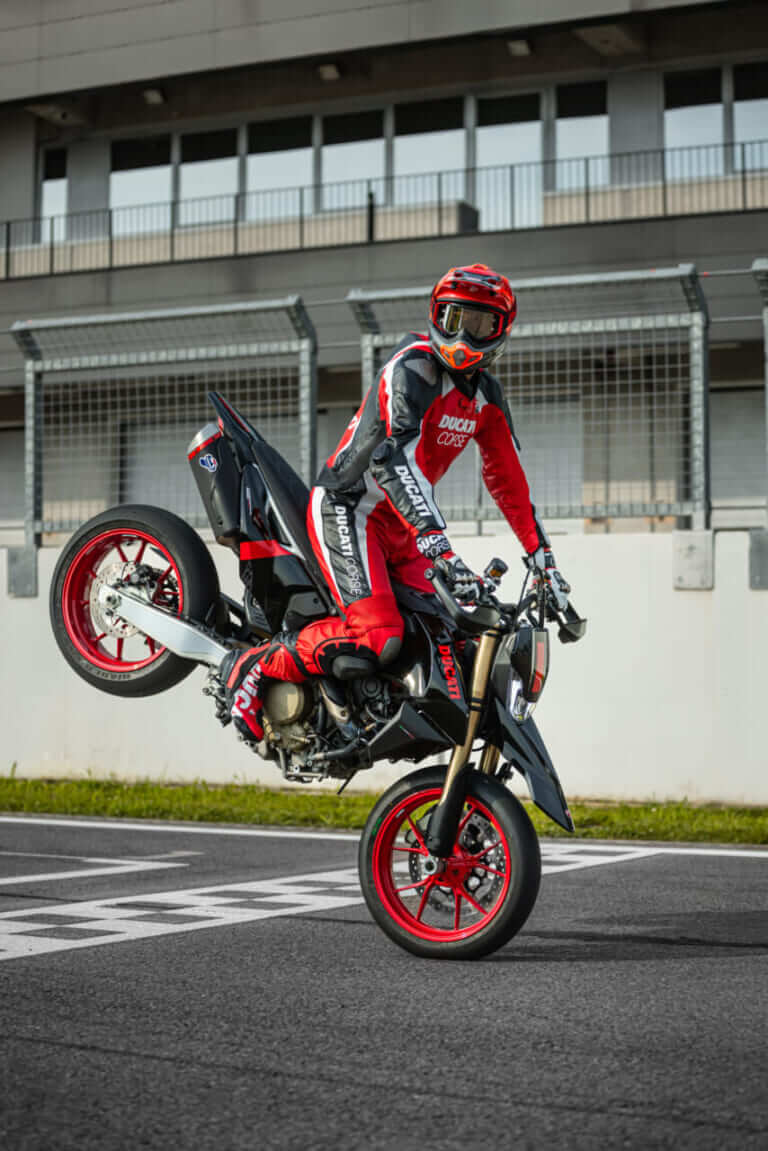 DUCATI Hypermotard 698 Mono Nera｜MotoGP譲りの心臓と151kgの極限ボディの魔法。ドリフトもウィリーも意のままに。ドゥカティ最新モタードがライダーの限界を引き上げる【Ducati Hypermotard 698 Mono Nera登場】