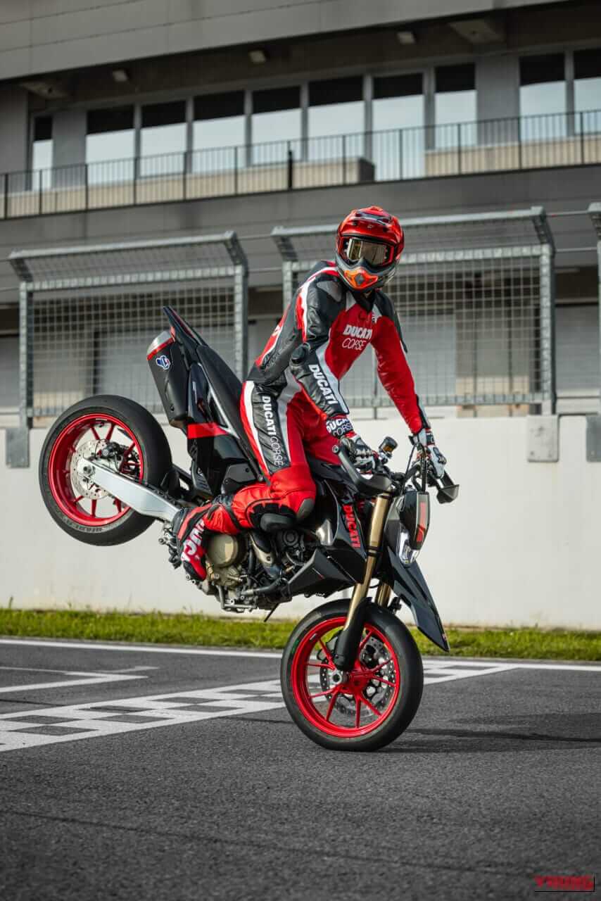 DUCATI Hypermotard 698 Mono Nera｜MotoGP譲りの心臓と151kgの極限ボディの魔法。ドリフトもウィリーも意のままに。ドゥカティ最新モタードがライダーの限界を引き上げる【Ducati Hypermotard 698 Mono Nera登場】