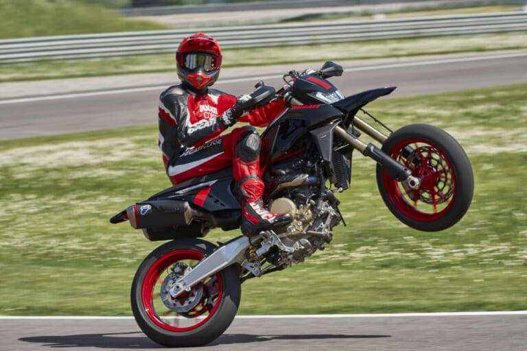DUCATI Hypermotard 698 Mono Nera｜MotoGP譲りの心臓と151kgの極限ボディの魔法。ドリフトもウィリーも意のままに。ドゥカティ最新モタードがライダーの限界を引き上げる【Ducati Hypermotard 698 Mono Nera登場】