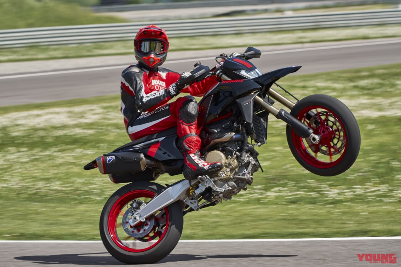 DUCATI Hypermotard 698 Mono Nera｜MotoGP譲りの心臓と151kgの極限ボディの魔法。ドリフトもウィリーも意のままに。ドゥカティ最新モタードがライダーの限界を引き上げる【Ducati Hypermotard 698 Mono Nera登場】