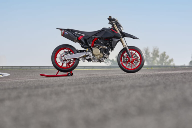DUCATI Hypermotard 698 Mono Nera｜MotoGP譲りの心臓と151kgの極限ボディの魔法。ドリフトもウィリーも意のままに。ドゥカティ最新モタードがライダーの限界を引き上げる【Ducati Hypermotard 698 Mono Nera登場】