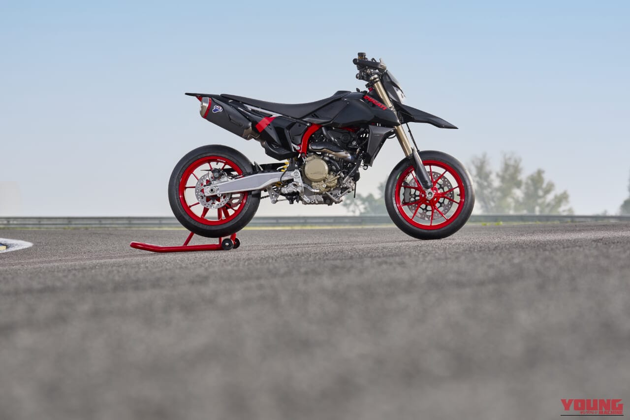 DUCATI Hypermotard 698 Mono Nera｜MotoGP譲りの心臓と151kgの極限ボディの魔法。ドリフトもウィリーも意のままに。ドゥカティ最新モタードがライダーの限界を引き上げる【Ducati Hypermotard 698 Mono Nera登場】