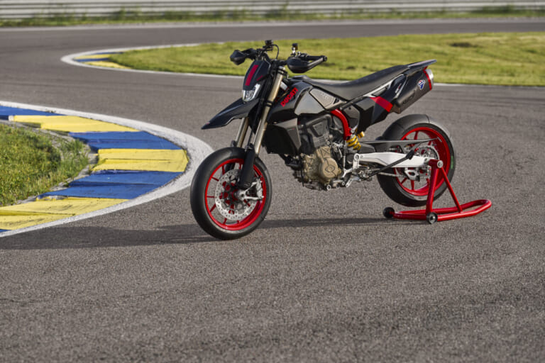 DUCATI Hypermotard 698 Mono Nera｜MotoGP譲りの心臓と151kgの極限ボディの魔法。ドリフトもウィリーも意のままに。ドゥカティ最新モタードがライダーの限界を引き上げる【Ducati Hypermotard 698 Mono Nera登場】