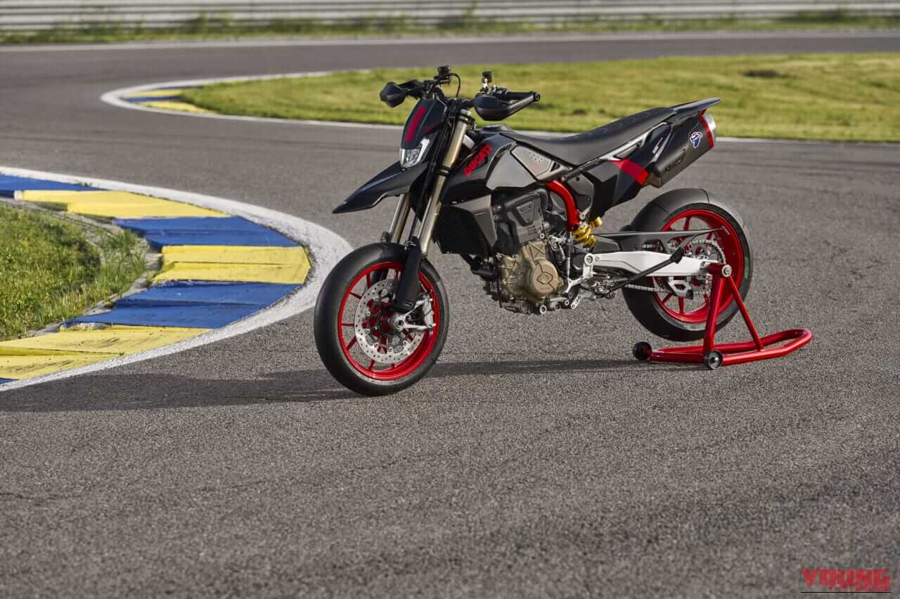 DUCATI Hypermotard 698 Mono Nera｜MotoGP譲りの心臓と151kgの極限ボディの魔法。ドリフトもウィリーも意のままに。ドゥカティ最新モタードがライダーの限界を引き上げる【Ducati Hypermotard 698 Mono Nera登場】