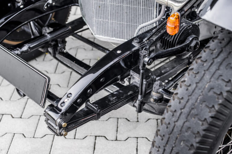 1929年 ジンデルフィンゲン ダイムラー製造 ベンツ メルセデス・ベンツSSK 弓形フレーム リーフスプリング|「実車はこんな感じなんだ…」ルパン三世が飛び乗ろうとしてズッコケるクラシックカー、98年前のメルセデスベンツSSKを紹介。