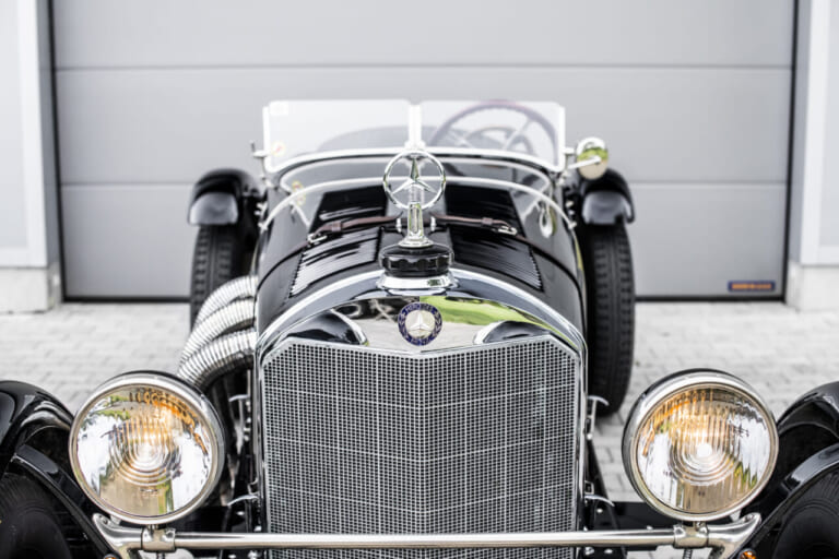 1929年 ジンデルフィンゲン ダイムラー製造 ベンツ メルセデス・ベンツSSK フロントマスク ライト点灯｜「実車はこんな感じなんだ…」ルパン三世が飛び乗ろうとしてズッコケるクラシックカー、98年前のメルセデスベンツSSKを紹介。