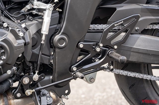 ウッドストック CB1000F(2026)逆チェンジキット|現代に蘇った「F」を思いのままに操る。ウッドストックがCB1000F/SEに捧ぐ、機能美に満ちたバックステップキット登場【HONDAカスタム】