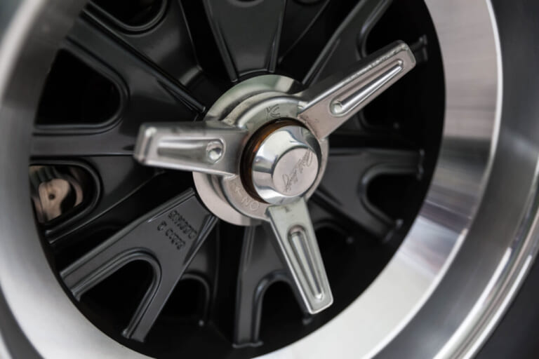 shelby コンティニュエーションコブラ 427S/C  15インチのハリブランドホイール｜「これは美しい…」ピカピカの車体は特注。実は新車で買える伝説の名車。ニセモノ問題に業を煮やし「本社が本物作ったる！」と奮起