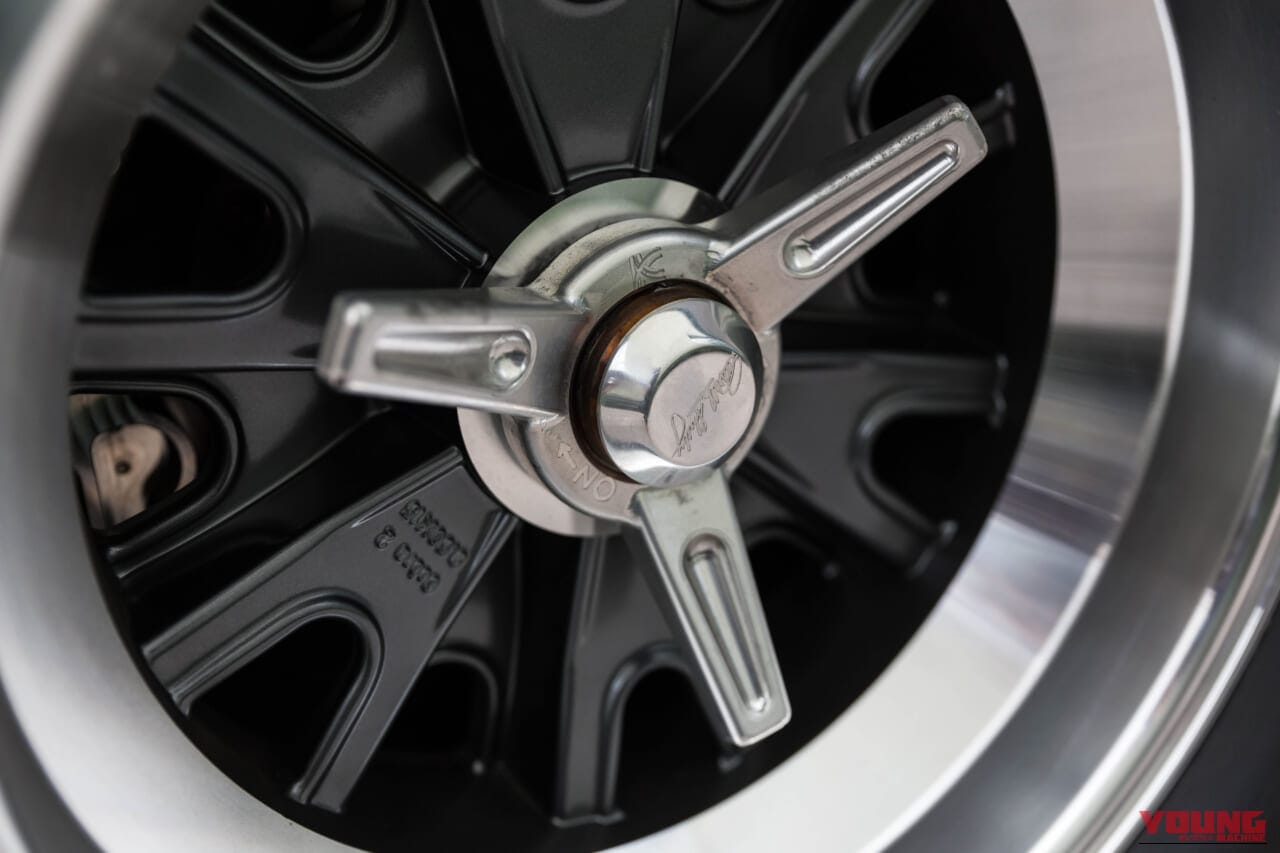 shelby コンティニュエーションコブラ 427S/C  15インチのハリブランドホイール｜「これは美しい…」ピカピカの車体は特注。実は新車で買える伝説の名車。ニセモノ問題に業を煮やし「本社が本物作ったる！」と奮起