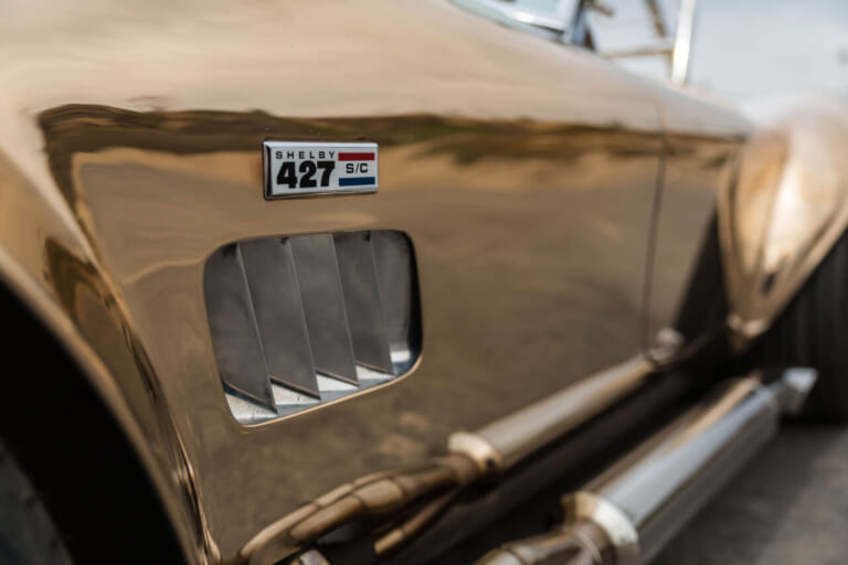 shelby コンティニュエーションコブラ 427S/C エンブレム|「これは美しい…」ピカピカの車体は特注。実は新車で買える伝説の名車。ニセモノ問題に業を煮やし「本社が本物作ったる!」と奮起