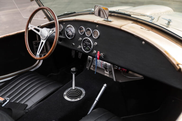 shelby コンティニュエーションコブラ 427S/C ブロンズボディ 運転席｜「これは美しい…」ピカピカの車体は特注。実は新車で買える伝説の名車。ニセモノ問題に業を煮やし「本社が本物作ったる！」と奮起