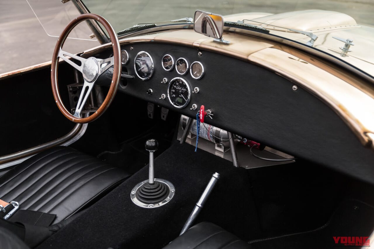 shelby コンティニュエーションコブラ 427S/C ブロンズボディ 運転席|「これは美しい…」ピカピカの車体は特注。実は新車で買える伝説の名車。ニセモノ問題に業を煮やし「本社が本物作ったる!」と奮起