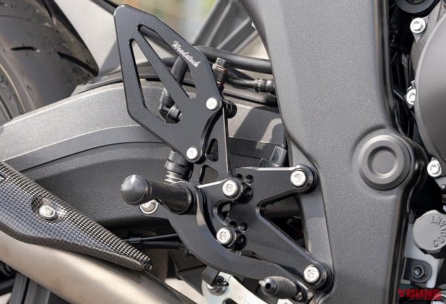 ウッドストック CB1000F(26)バックステップキット|現代に蘇った「F」を思いのままに操る。ウッドストックがCB1000F/SEに捧ぐ、機能美に満ちたバックステップキット登場【HONDAカスタム】