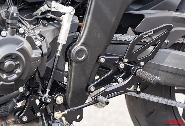 ウッドストック CB1000F(26)バックステップキット オートシフター装着車用|現代に蘇った「F」を思いのままに操る。ウッドストックがCB1000F/SEに捧ぐ、機能美に満ちたバックステップキット登場【HONDAカスタム】