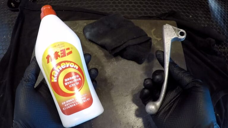 【劇的ビフォーアフター】ただの洗剤と思うなかれ。古いバイクのアルミ腐食を劇的リセットする「超粗目コンパウンド」としてのカネヨン活用術|【劇的ビフォーアフター】ただの洗剤と思うなかれ。古いバイクのアルミ腐食を劇的リセットする「超粗目コンパウンド」としてのカネヨン活用術