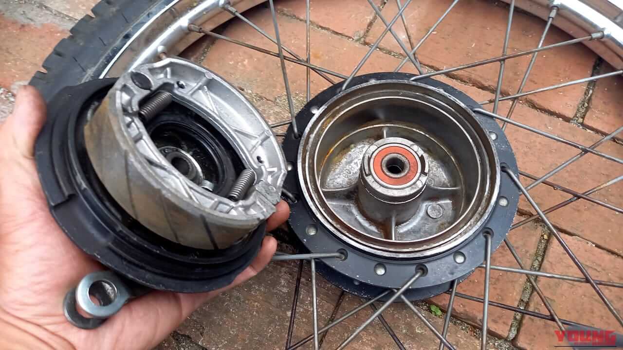 【ドラムブレーキの罠】水も原因も閉じ込める? フロントロックの原因だった“ザリザリの癒着”を自力で解消したら、拍子抜けの真実が判明｜【ドラムブレーキの罠】水も原因も閉じ込める? フロントロックの原因だった“ザリザリの癒着”を自力で解消したら、拍子抜けの真実が判明