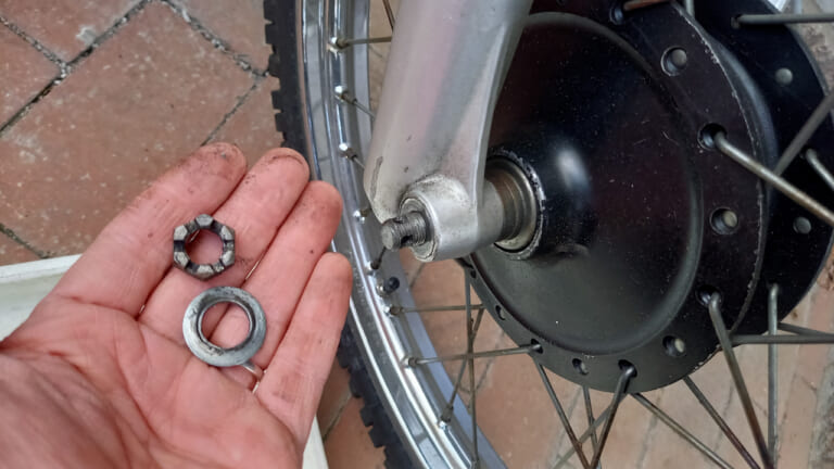 【ドラムブレーキの罠】水も原因も閉じ込める? フロントロックの原因だった“ザリザリの癒着”を自力で解消したら、拍子抜けの真実が判明｜【ドラムブレーキの罠】水も原因も閉じ込める? フロントロックの原因だった“ザリザリの癒着”を自力で解消したら、拍子抜けの真実が判明