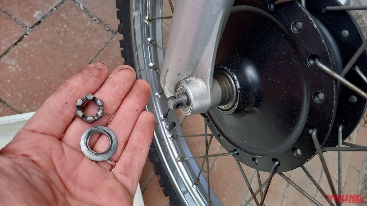 【ドラムブレーキの罠】水も原因も閉じ込める? フロントロックの原因だった“ザリザリの癒着”を自力で解消したら、拍子抜けの真実が判明｜【ドラムブレーキの罠】水も原因も閉じ込める? フロントロックの原因だった“ザリザリの癒着”を自力で解消したら、拍子抜けの真実が判明