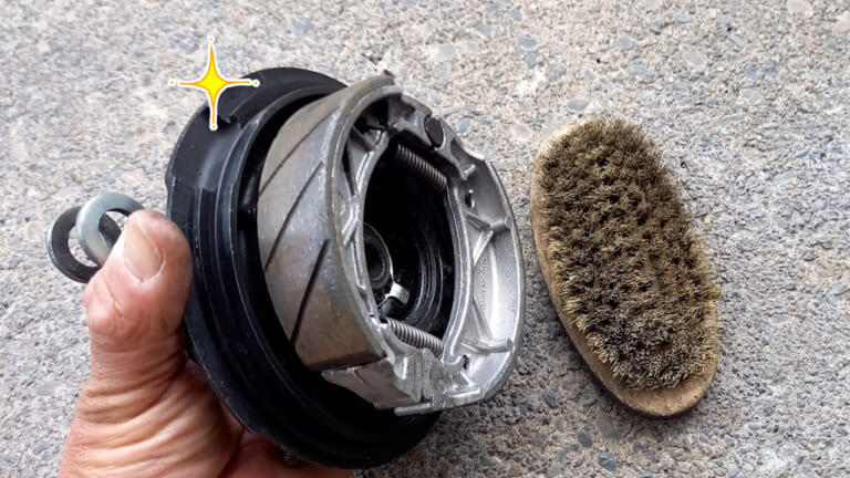 【ドラムブレーキの罠】水も原因も閉じ込める? フロントロックの原因だった“ザリザリの癒着”を自力で解消したら、拍子抜けの真実が判明｜【ドラムブレーキの罠】水も原因も閉じ込める? フロントロックの原因だった“ザリザリの癒着”を自力で解消したら、拍子抜けの真実が判明