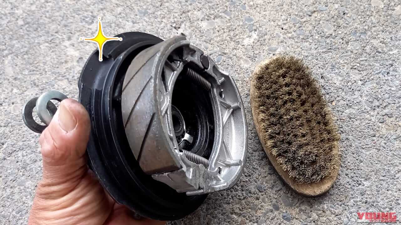 【ドラムブレーキの罠】水も原因も閉じ込める? フロントロックの原因だった“ザリザリの癒着”を自力で解消したら、拍子抜けの真実が判明|【ドラムブレーキの罠】水も原因も閉じ込める? フロントロックの原因だった“ザリザリの癒着”を自力で解消したら、拍子抜けの真実が判明