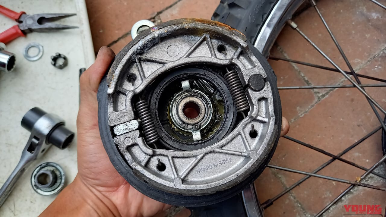 【ドラムブレーキの罠】水も原因も閉じ込める? フロントロックの原因だった“ザリザリの癒着”を自力で解消したら、拍子抜けの真実が判明|【ドラムブレーキの罠】水も原因も閉じ込める? フロントロックの原因だった“ザリザリの癒着”を自力で解消したら、拍子抜けの真実が判明